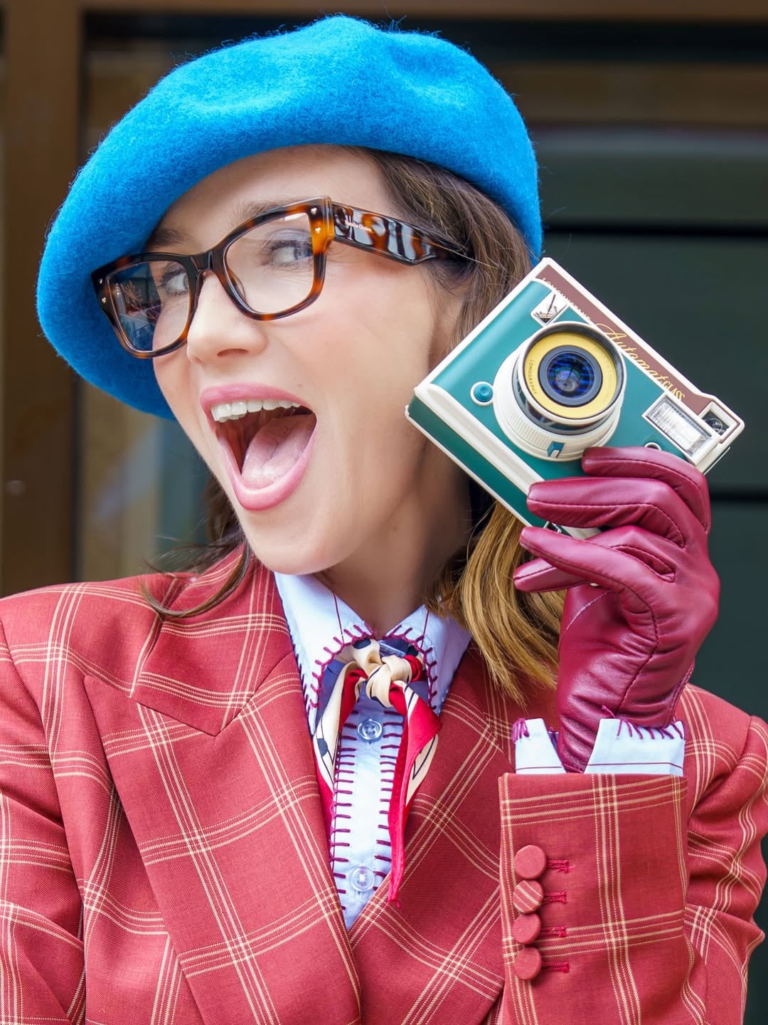 El estilismo de la actriz acompañó el espíritu creativo de la película, integrando referencias vintage y un marcado sello personal en cada elección de prenda y accesorio