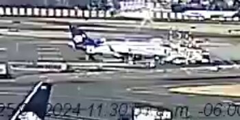 Hombre sale de un avión en el AICM Aeroméxico