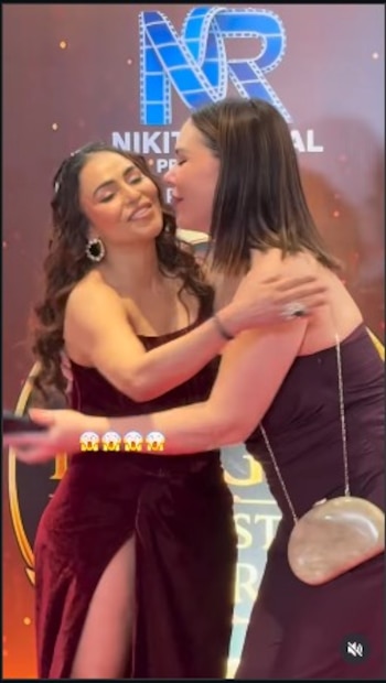 La fan posó con Nikita Rawal para una foto antes del incidente. (Captura de video)