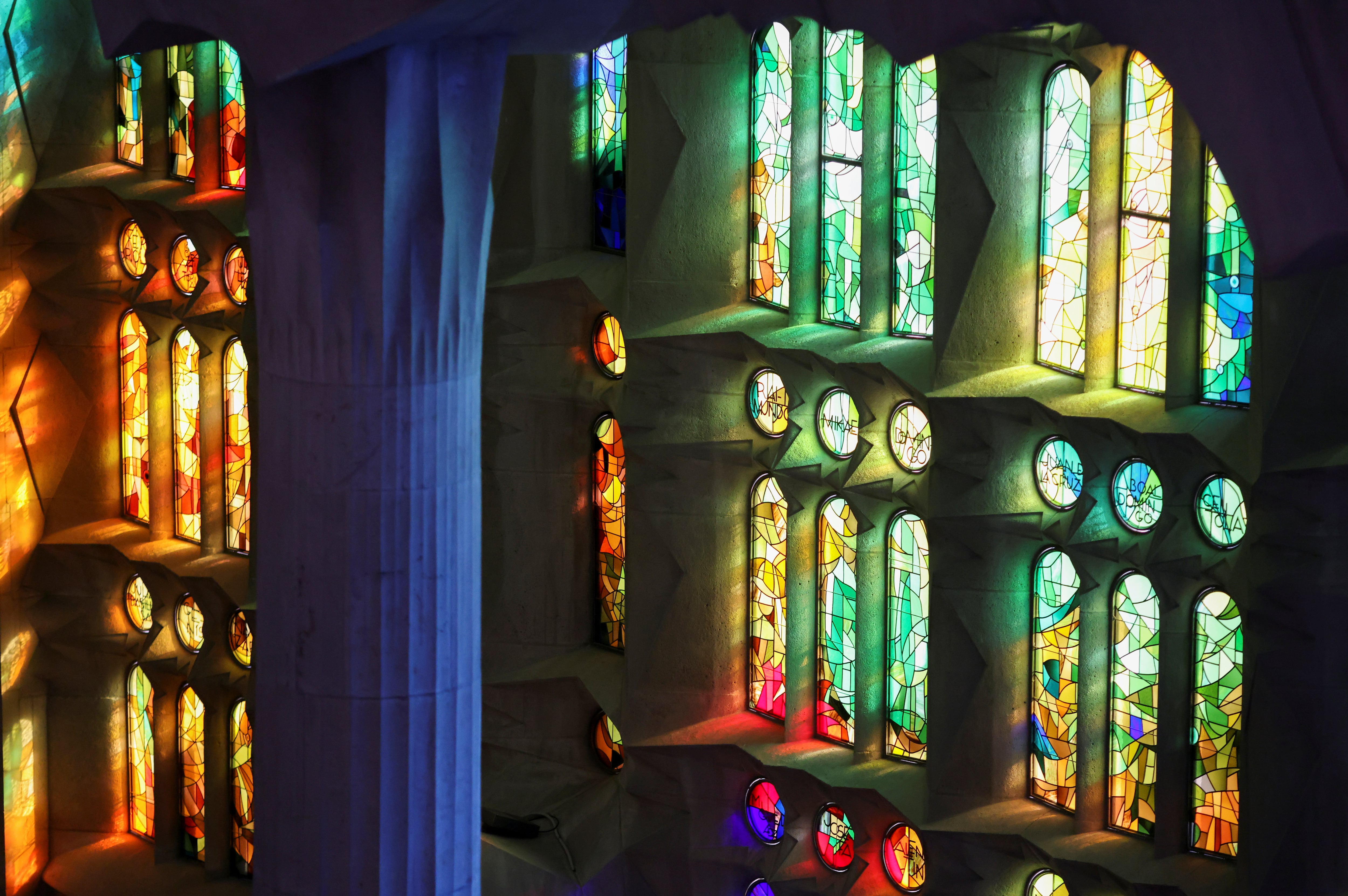 La luz natural que ingresa por vitrales de múltiples colores transforma cada visita a la Sagrada Familia en una experiencia visual (Foto: REUTERS/Nacho Doce)