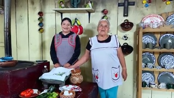 Receta de chilaquiles divorciados de Doña Angelita: así prepara el tradicional desayuno mexicano con salsa roja y verde