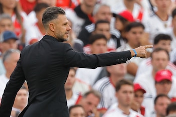 Martín Demichelis quiere dar vuelta la página urgente en River (EFE/Juan Ignacio Roncoroni)