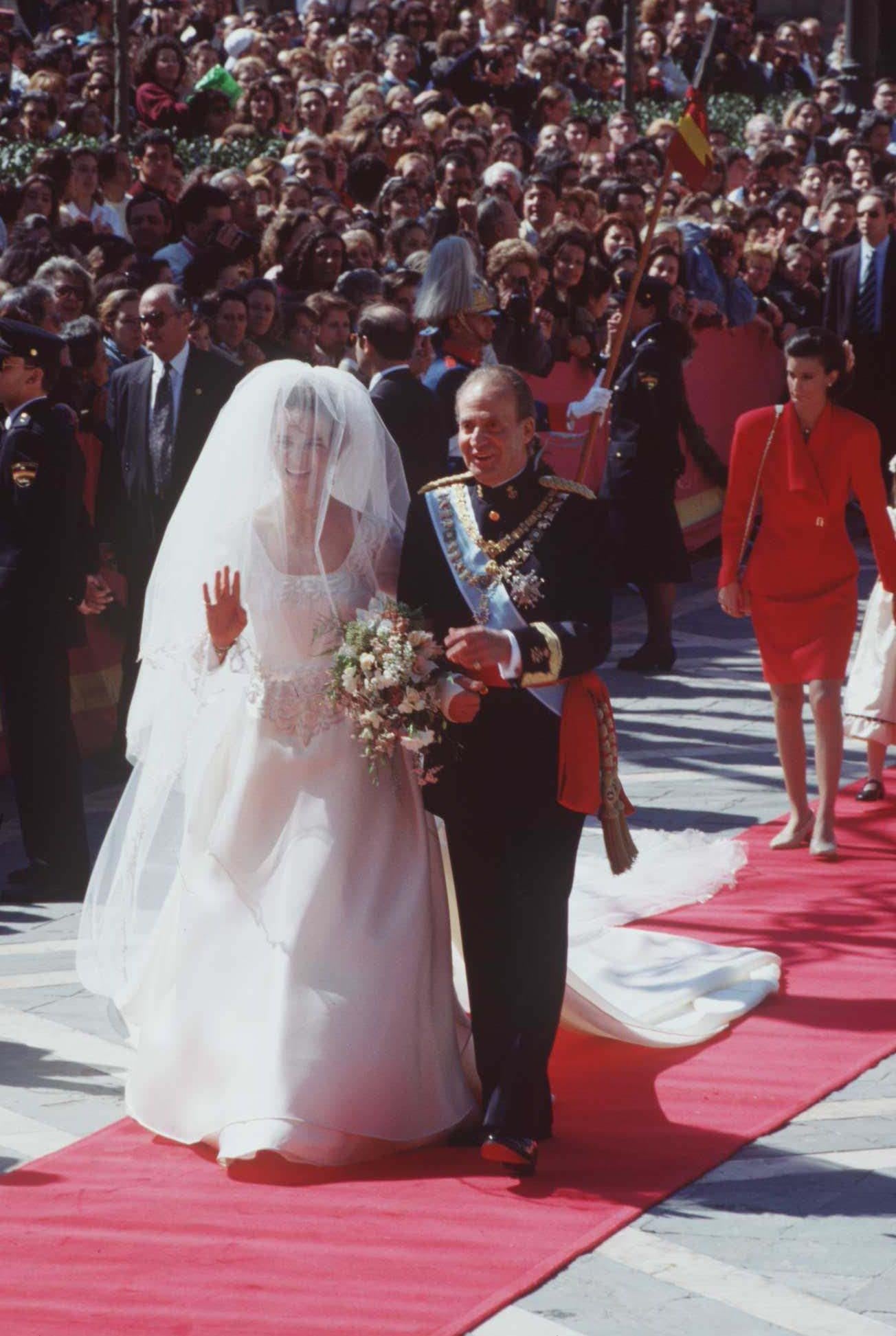 La infanta Elena del brazo de Juan Carlos I a las puertas de la iglesia El Salvador en Sevilla (Grosby)