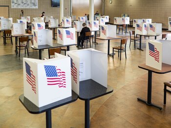 A diferencia de los caucus,