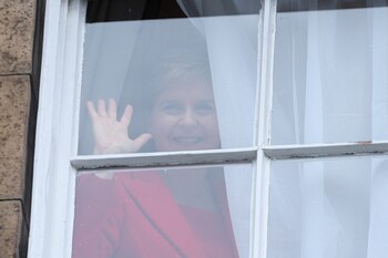 Sturgeon saluda a los simpatizantes