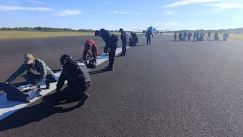 “El vuelo en el que viaja mi mamá tiene una bomba”: amenaza y pánico en un avión que aterrizó en Corrientes