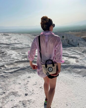 Florencia Bertotti disfrutando del paisaje