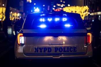 Una patrulla del NYPD circula con luces activadas durante la noche. La intensificación de operativos en horarios críticos ha contribuido a la reducción de delitos violentos.