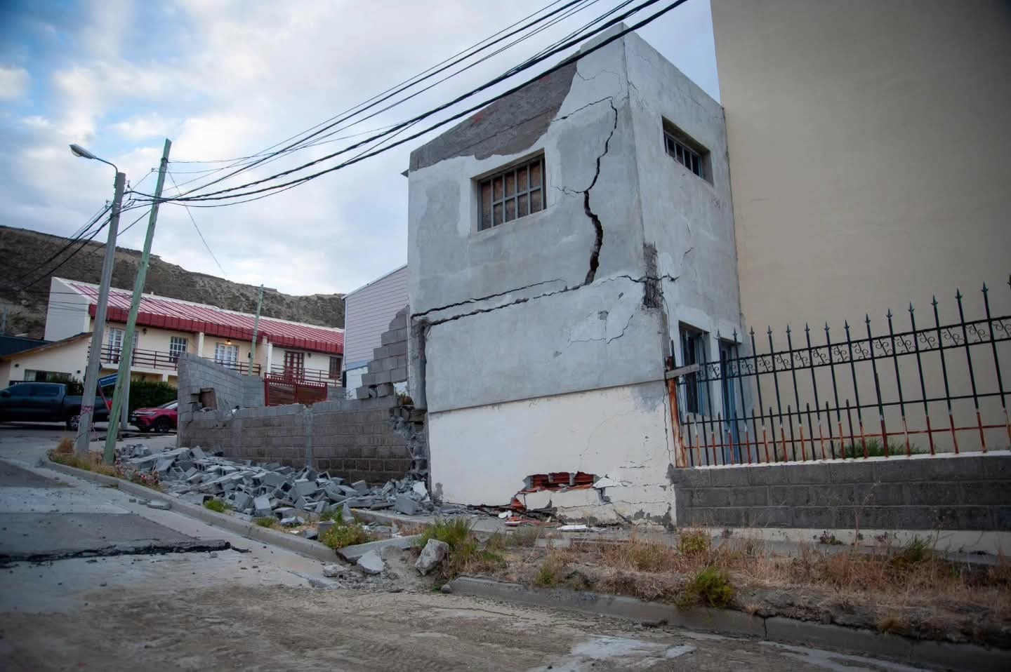 Ingenieros y funcionarios municipales analizan alternativas para contener los daños en el cerro