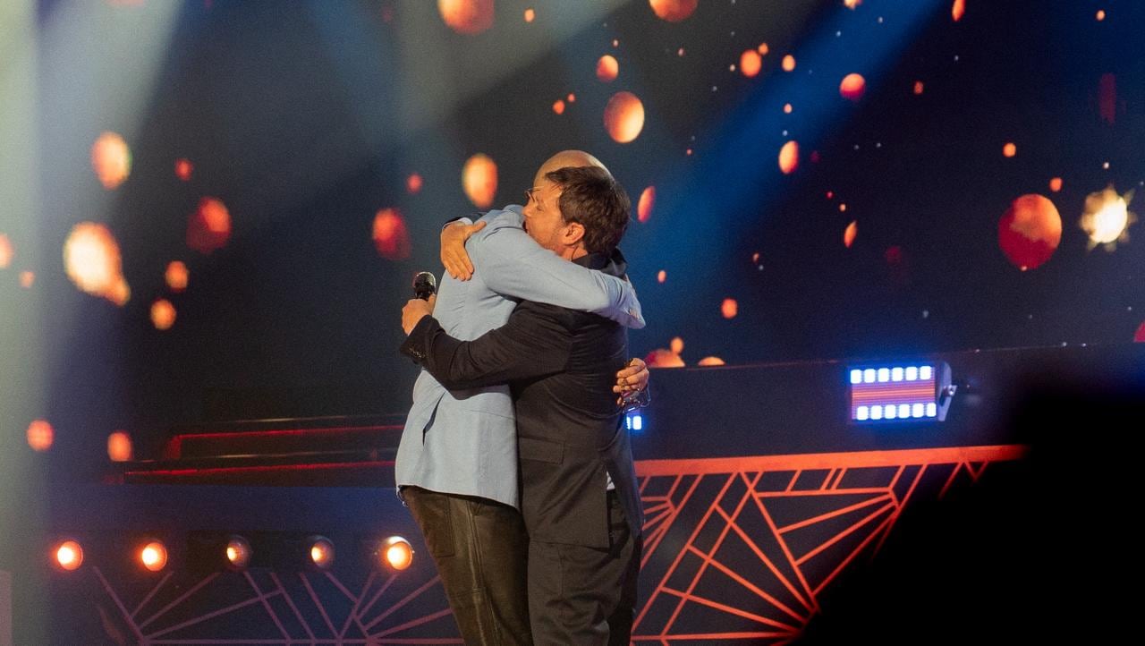 El abrazo de Guido Kaczka con Abel Pintos, uno de los jurados de