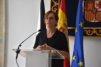 La ministra de Sanidad, Mónica García, ofrece declaraciones a los medios tras su reunión con el presidente de Ceuta. (Gabriela Sardá Núñez / Europa Press)