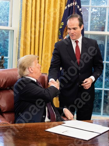 Mauricio Claver-Carone durante una reunión