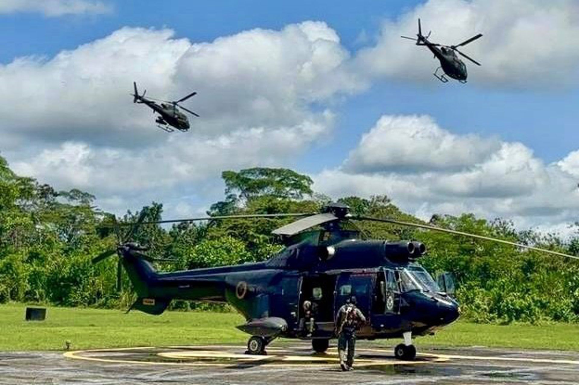 13/05/2025 ECUADOR.- Ecuador despliega 1.500 militares en el Amazonas tras asesinato de 11 soldados por grupo armado.
El presidente de Ecuador, Daniel Noboa, ha anunciado este lunes la extradición al país sudamericano desde Emiratos Árabes Unidos de Roberto Carlos Álvarez, alias 'Gerente', a quien ha identificado como líder de los Comandos de la Frontera, una organización escindida de las Fuerzas Armadas Revolucionarias de Colombia (FARC) e involucrada en un ataque a tropas ecuatorianas el pasado mes de mayo.
POLITICA
MINISTERIO DE DEFENSA NACIONAL DE ECUADOR