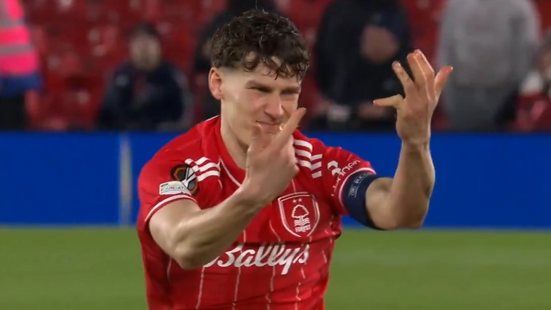 Ryan Yates en el momento que se da cuenta de su lesión