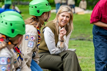La reina Máxima de Holanda confía en la moda española para su aventurero look de scout (Grosby)