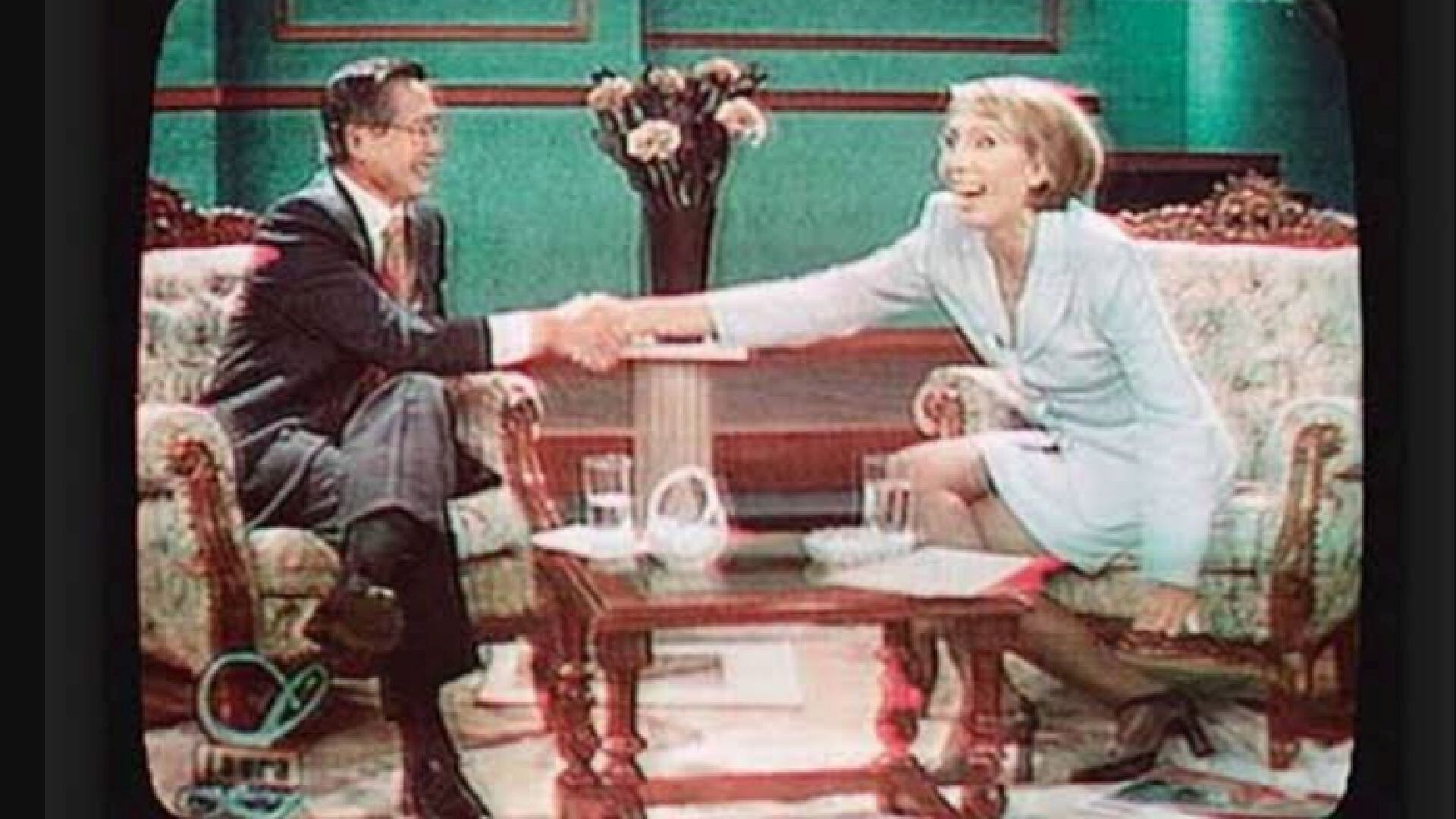 Mientras el público local la rechazaba, Bozzo continuó grabando desde un set que declaró como domicilio legal, tras ser acusada de operar a favor del fujimorismo con fondos públicos. (América TV)