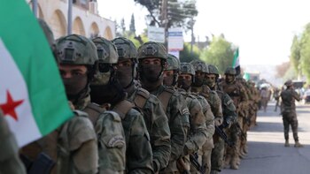 Un militar y un civil