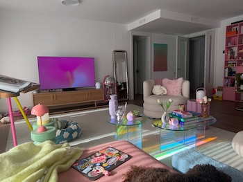 El salón de la casa de Laura Escanes en Menorca (Instagram / @lauraescanes)