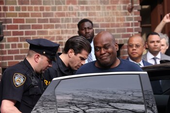 Frank James es escoltado a