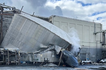 En la imagen, proporcionada por la ciudad de Longview, Washington, se muestra el daño estructural en la planta de Nippon Dynawave Packaging Co., tras la implosión de un tanque que contenía un líquido peligroso, el martes 26 de mayo de 2026 en Longview, Washington. (Ciudad de Longview vía AP)