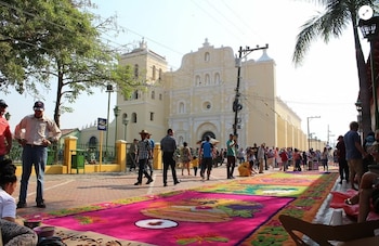 Las lluvias de este año dañaron varias alfombras, pero la comunidad mostró resiliencia reconstruyendo tapices y preservando la tradición religiosa. (Foto: Cortesía)