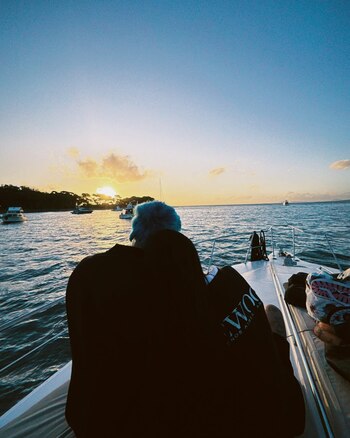 Entre las postales que la