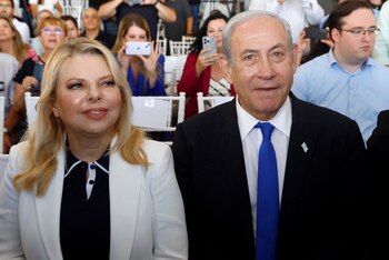 Benjamin Netanyahu, flanqueado por su