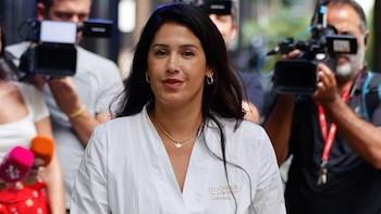 La policía y una ambulancia trasladan a Gabriela Guillén a urgencias después de recibir en su domicilio una carta certificada