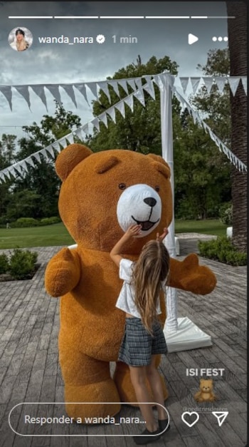 La pequeña junto a un