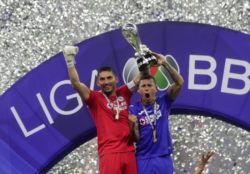 Cata y Corona finalmente levantan el título de campeón en Cruz Azul.
REUTERS/Henry Romero