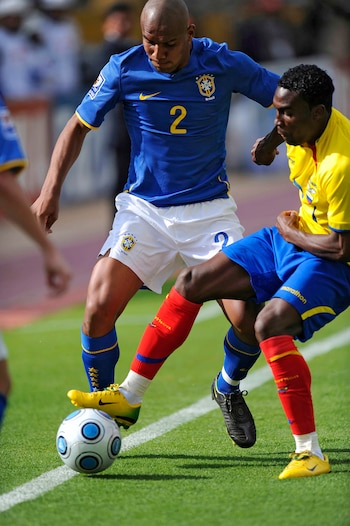 Contra el brasileño Maicon, en un partido por las Eliminatorias Sudamericanas rumbo a Sudáfrica 2010 (AFP PHOTO/Rodrigo BUENDIA)