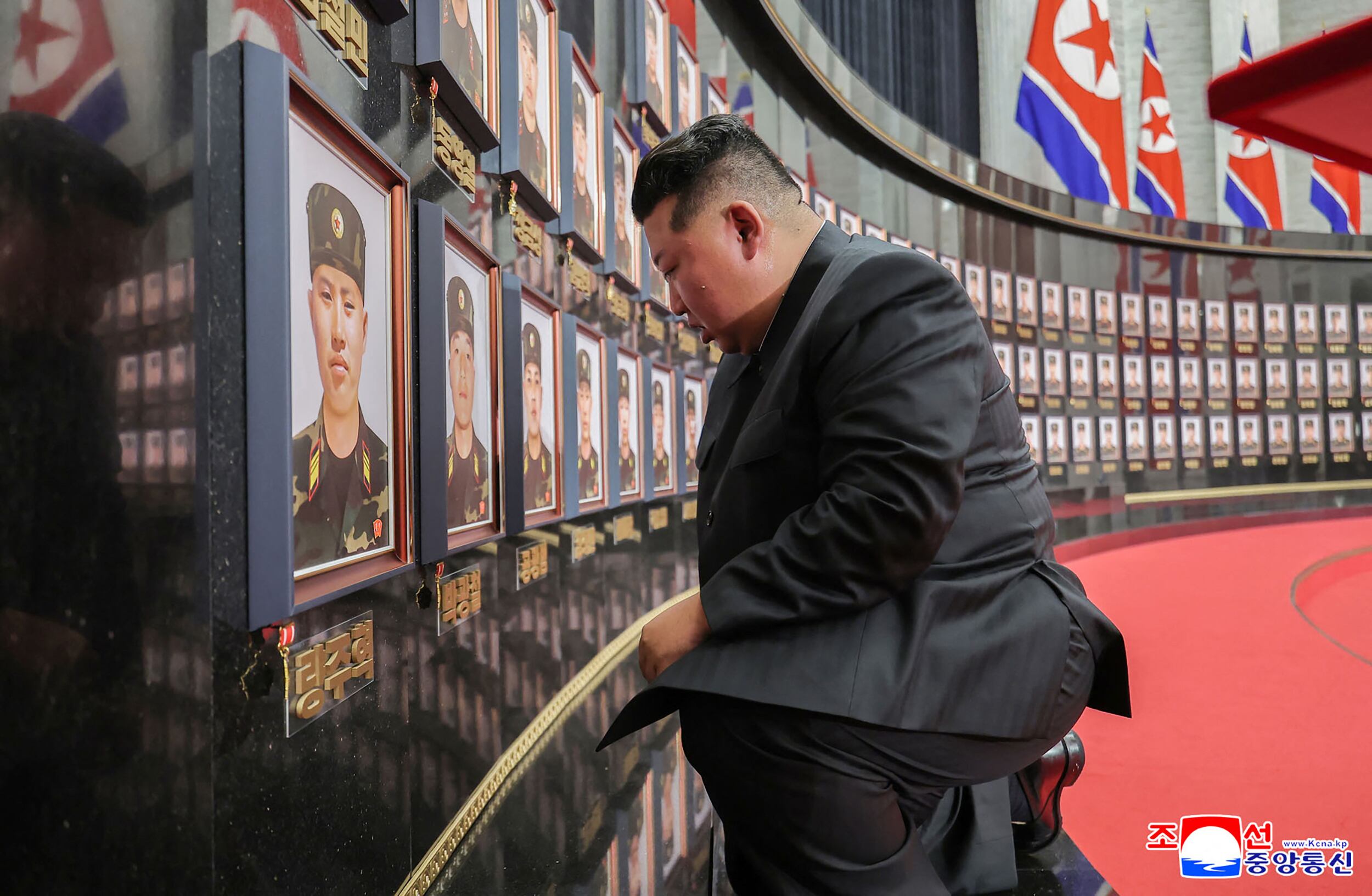 Según analistas, el mensaje busca reforzar la obediencia ciega al líder y hacer creer a la población que no mueren por Moscú, sino por defender su propia patria. (AFP PHOTO/KCNA VIA KNS)