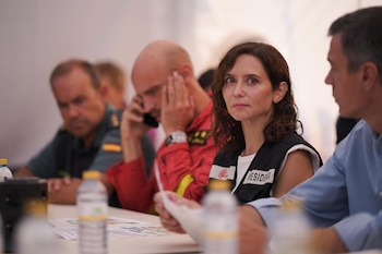 Isabel Díaz Ayuso durante una reunión con altos mandos de los servicios de Emergencias en el Puesto de Mando Avanzado (PMA) ubicado en la localidad madrileña de Cenicientos, este sábado. (EFE)