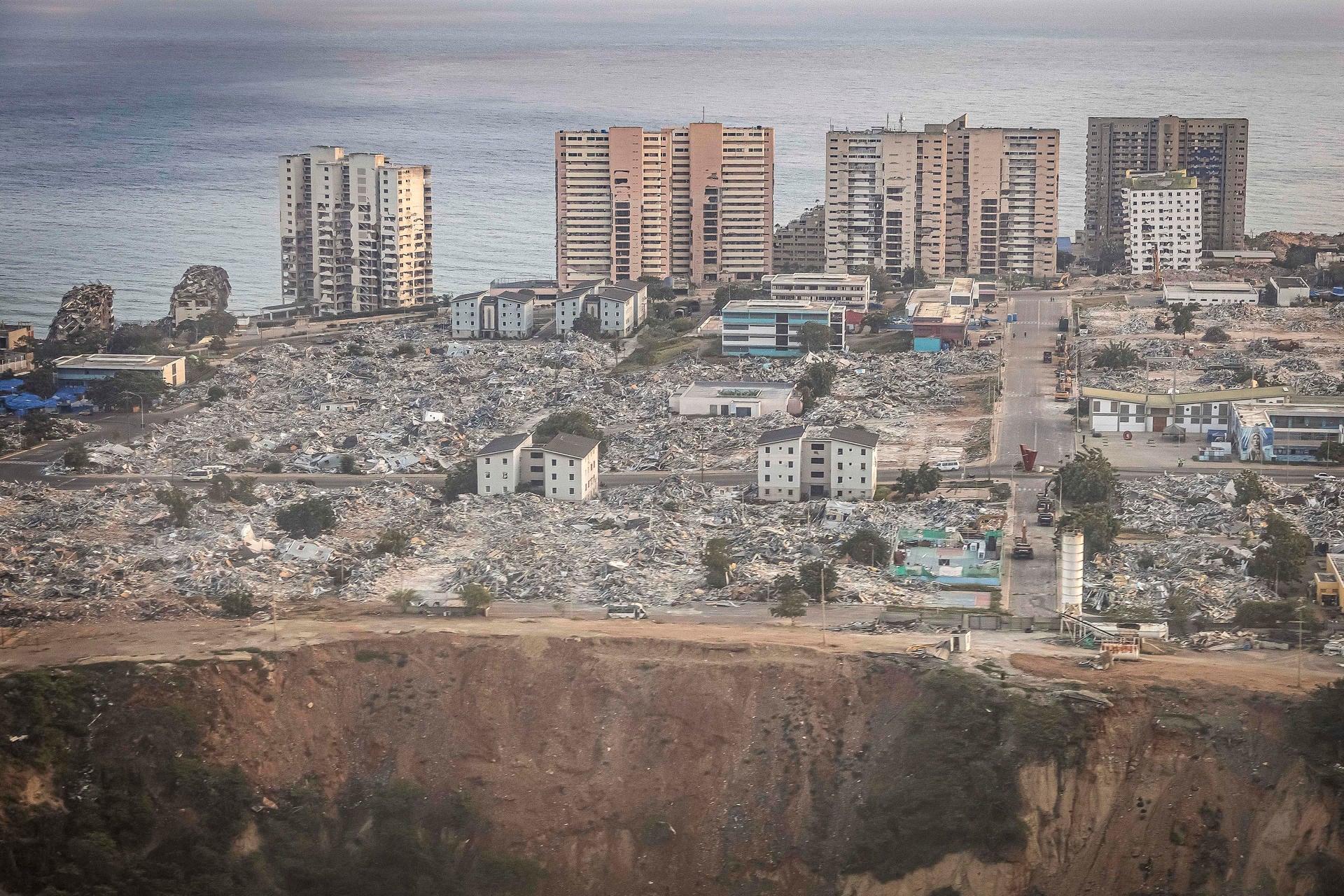 Fotografía aérea que muestra la urbanización Hugo Chávez que resultó afectada por los terremotos de junio en Catia La Mar (Venezuela) (EFE/ Henry Chirinos)