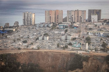 Fotografía aérea que muestra la urbanización Hugo Chávez que resultó afectada por los terremotos de junio en Catia La Mar (Venezuela) (EFE/ Henry Chirinos)