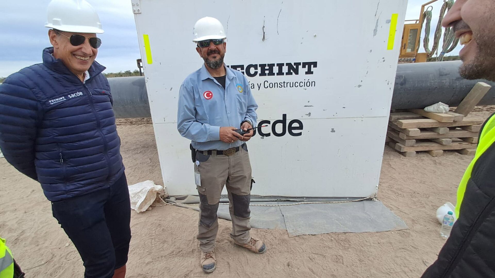 Damián Mindlin, presidente y CEO de SACDE, (izquierda) y Iskender Ucmaz, supervisor del equipo de 23 soldadores turcos (derecha)