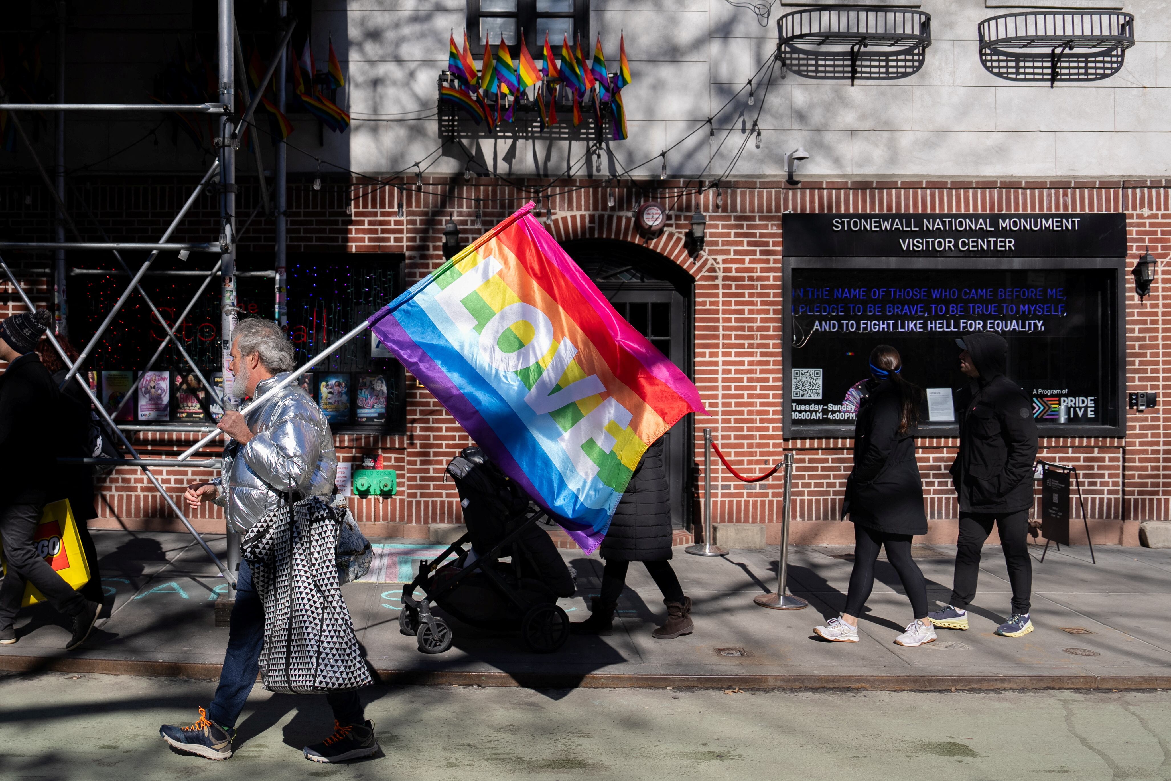 El Stonewall Inn fue escenario de los disturbios de junio de 1969, que marcaron el inicio del movimiento moderno por los derechos de las personas LGBTI en Estados Unidos (REUTERS/David