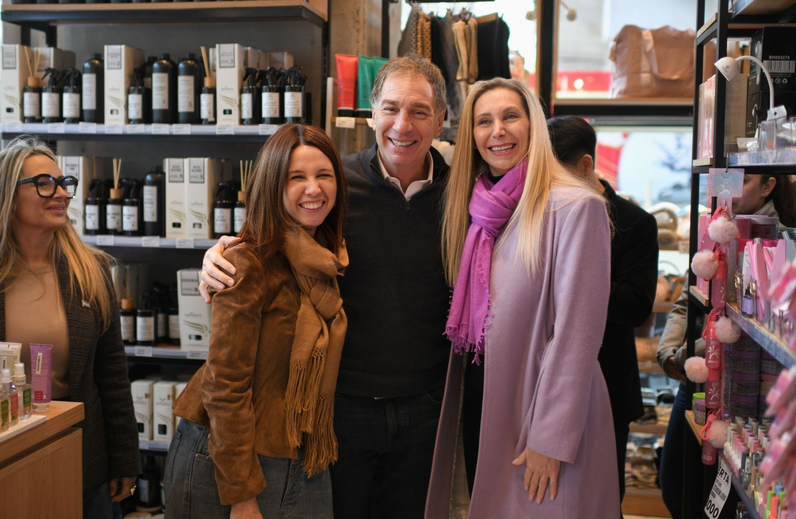 Karina Milei, Diego Santilli y Pilar Ramírez en una recorrida por Belgrano (La Libertad Avanza CABA)