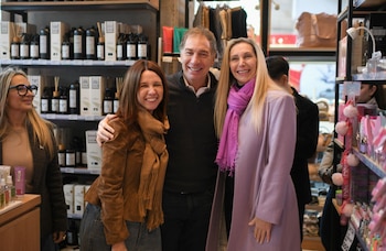 Karina Milei, Diego Santilli y Pilar Ramírez en una recorrida por Belgrano