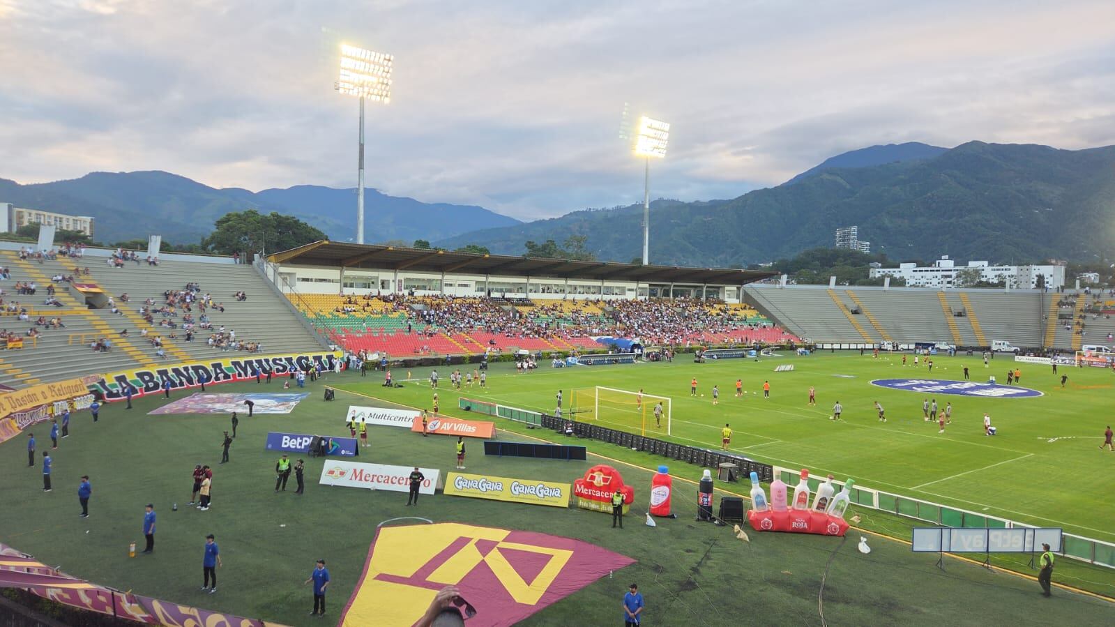 La etapa de Cerquera en Tolima resultó especialmente relevante: los registros oficiales del club indican que disputó 258 partidos con la camiseta del club Vinotinto y Oro, cifra que lo posiciona como el octavo jugador con más apariciones en la historia del cuadro Pijao, sumando un total de 257 encuentros disputados - crédito Mario Alejandro Rodríguez/Infobae