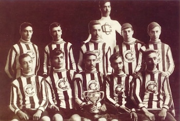 Los colores rojiblancos se inspiraron en la bandera de la ciudad de Brujas. (Chivas)