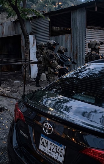 Un grupo de personas vestidas de militares irrumpió en un encuentro deportivo en Zacapa, lo que desató un enfrentamiento armado.
