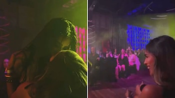 El apasionado beso entre Daniela Celis y Juli Poggio en plena función de Sex: el video