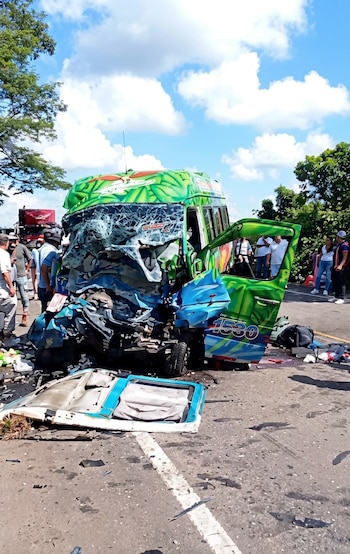 El grave siniestro vial que involucró a varios vehículos encendió las alarmas en la vía Villavicencio–Puerto López, en el departamento del Meta - crédito @EsperanzaVargasQ/X