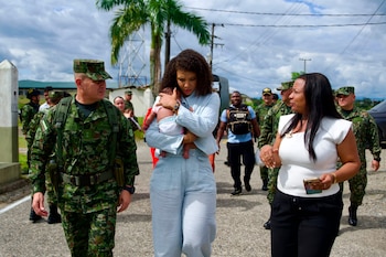 La gobernadora del Chocó, Nubia Carolina Córdoba, sostuvo en brazos a uno de los bebés que fue liberado tras la retención de 45 personas en la vía Quibdó-Medellín. - crédito @NubiaCarolinaCC/X
