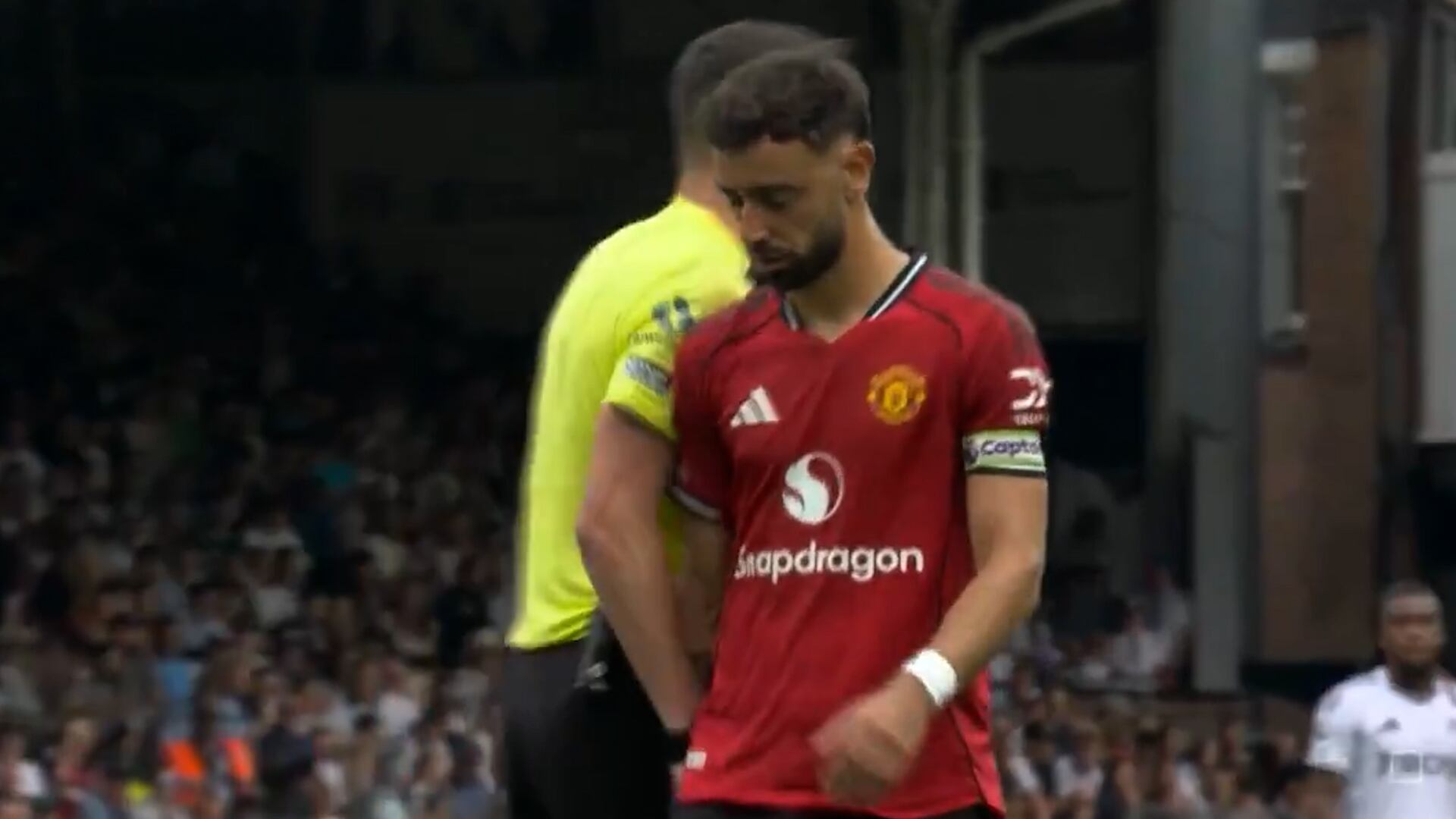 El árbitro molestó a Bruno Fernandes en la previa de la ejecución del penal