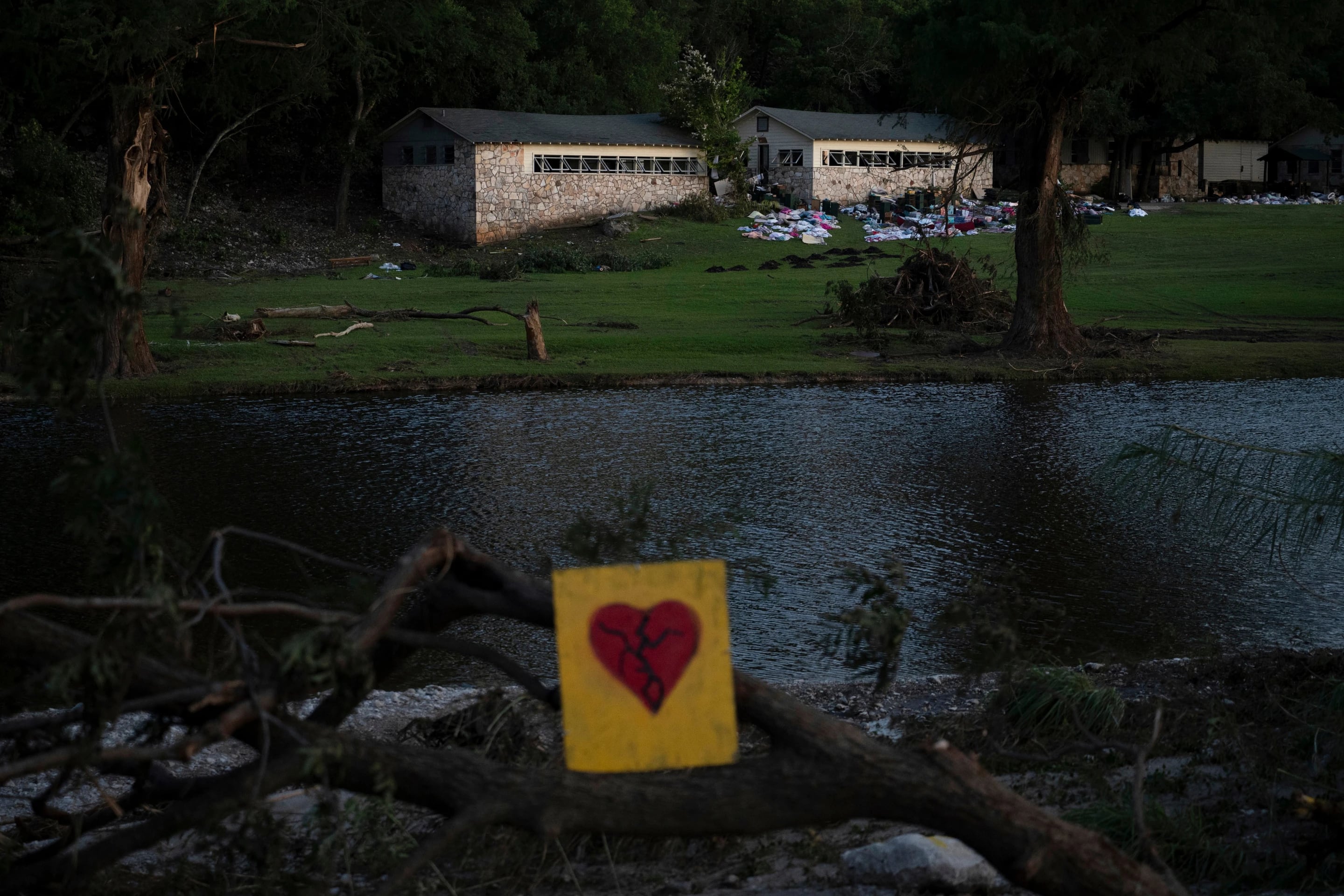 Familiares de las víctimas cuestionaron la respuesta de Camp Mystic ante las alertas por inundación y denunciaron que muchas niñas permanecieron en sus cabañas pese al peligro (AP)