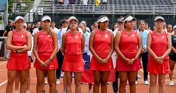 El quinteto peruano (Silvana Fajardo, Leticia Bazán, Dana Guzmán, Romina Ccuno y Yleymi Muelle) y su capitana, Laura Arraya. Crédito: Sebastián Díaz / Prensa BJK Cup.