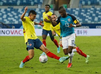 El colombiano Daniel Muñoz disputa el balón con el ecuatoriano Enner Valencia en un partido por el Grupo A de la Copa América. Arena Pantanal, Cuiabá, Brasil. 13 junio 2021 REUTERS/Carla Carniel