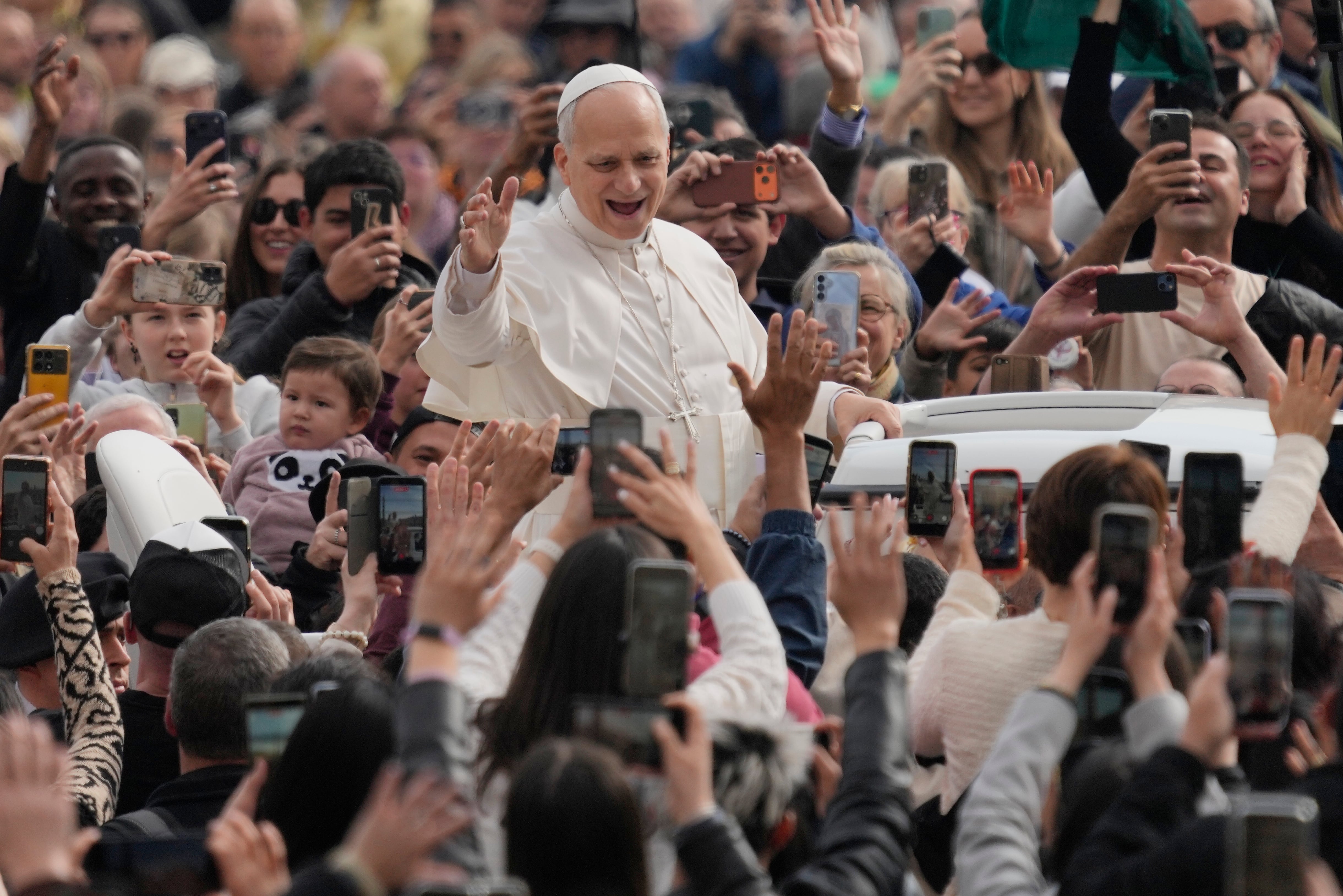 El papa León XIV saluda a su llegada a la Plaza de San Pedro para su audiencia general semanal en el Vaticano (AP/Gregorio Borgia)